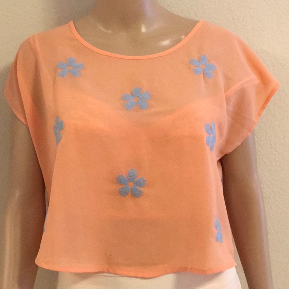 Like-new floral embroidered top